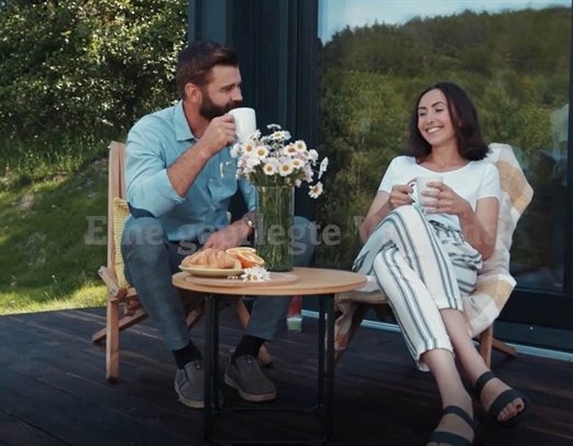 Der interaktive Wohlfühlgarten - Mann und Frau sitzen mit Kaffee auf einer Terrasse