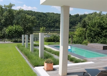 Pool mit Ausblick über den Rhein