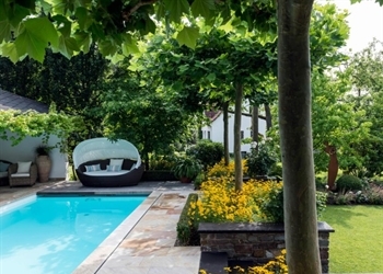 Sommerlicher Garten mit Schattenplätzen