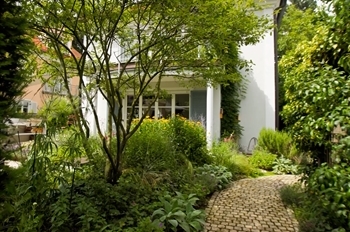 Anina und Bernd erkunden prämierte Gärten