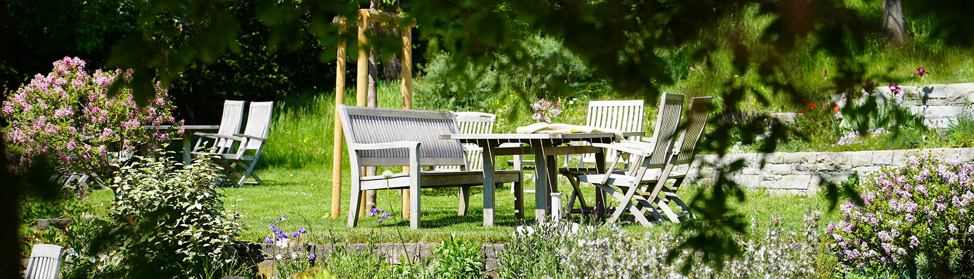 Garten mit Sitzplätzen