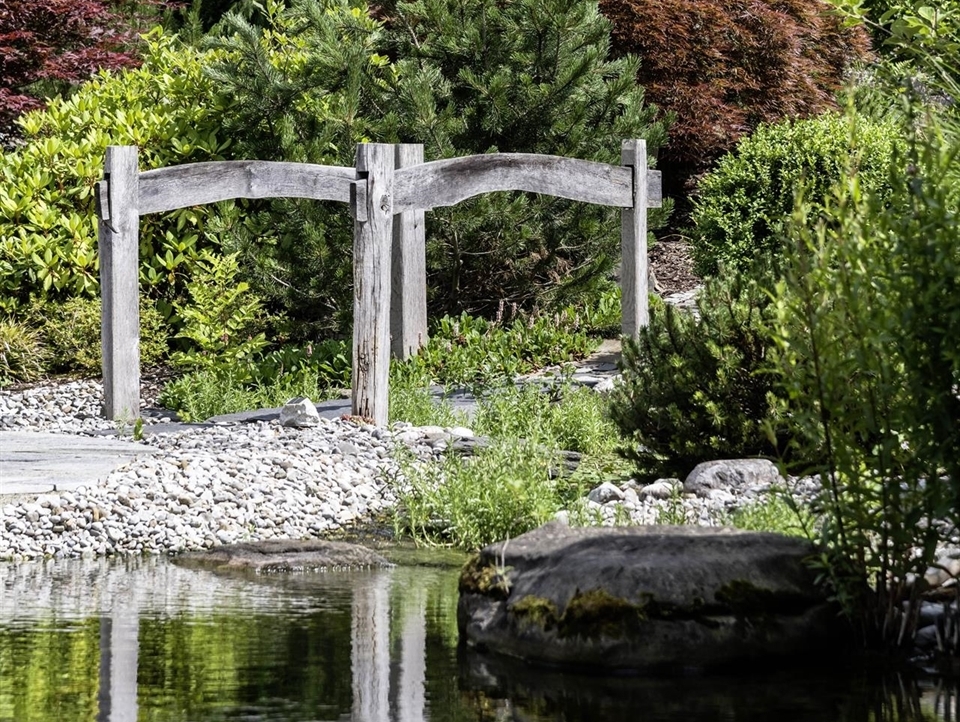Asiatischer Garten mit Brücke aus Holz