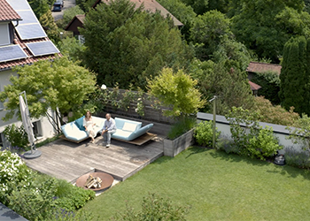 Rasen, Sträucher, Stauden und Gartenmöbel zum entspannen. Auch auf einem Dachgarten möcglich.