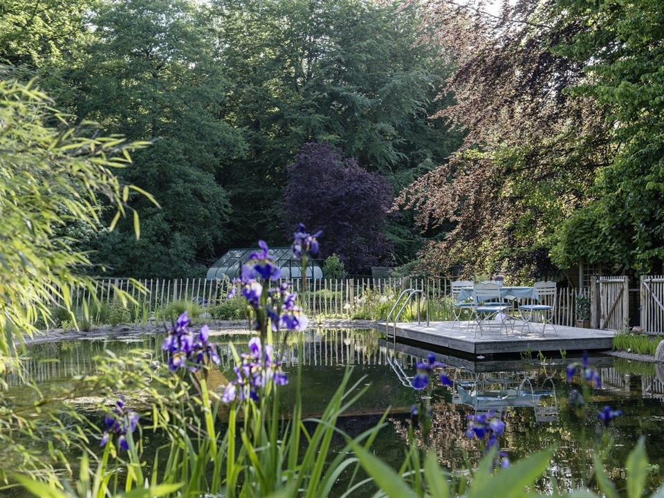 Gartenteich mit Stauden und Terrasse zum Sitzen