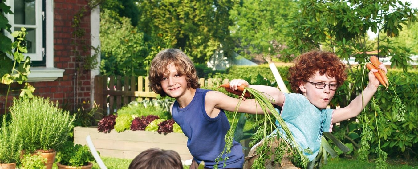 Kinder erleben den Garten als Nachgarten