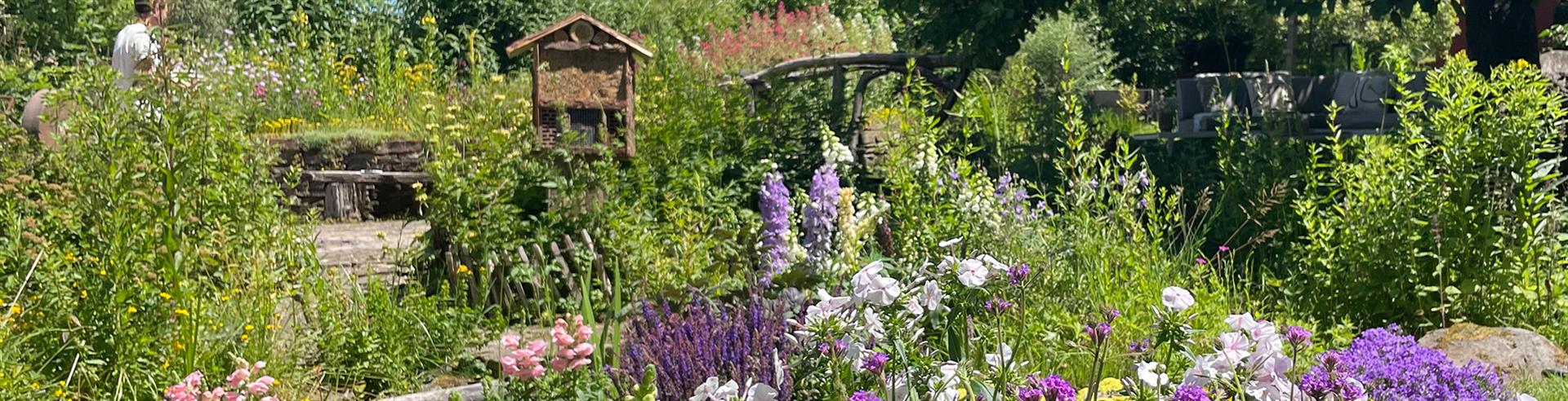 Naturnahe Gartengestaltung bietet Rückzugsraum und Entspannung