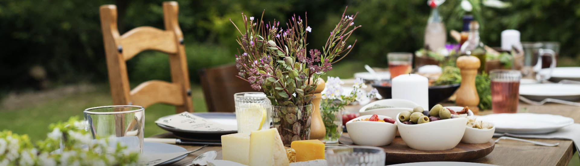 Gedeckter Esstisch im Garten