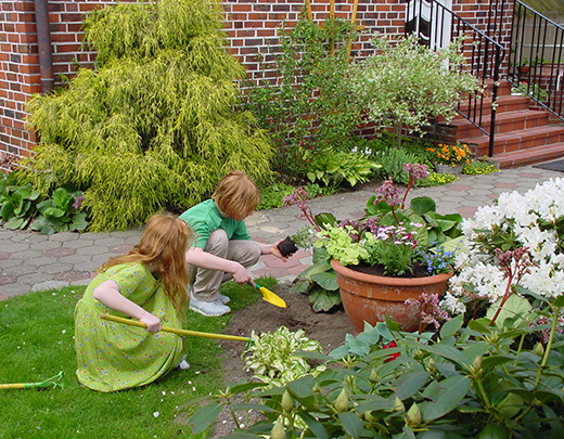 Zwei Kinder arbeiten im Garten