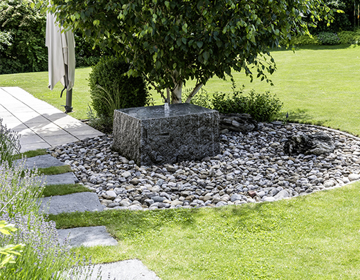 Große Steinflächen als Gartenweg - Durch den Garten zur Terrasse