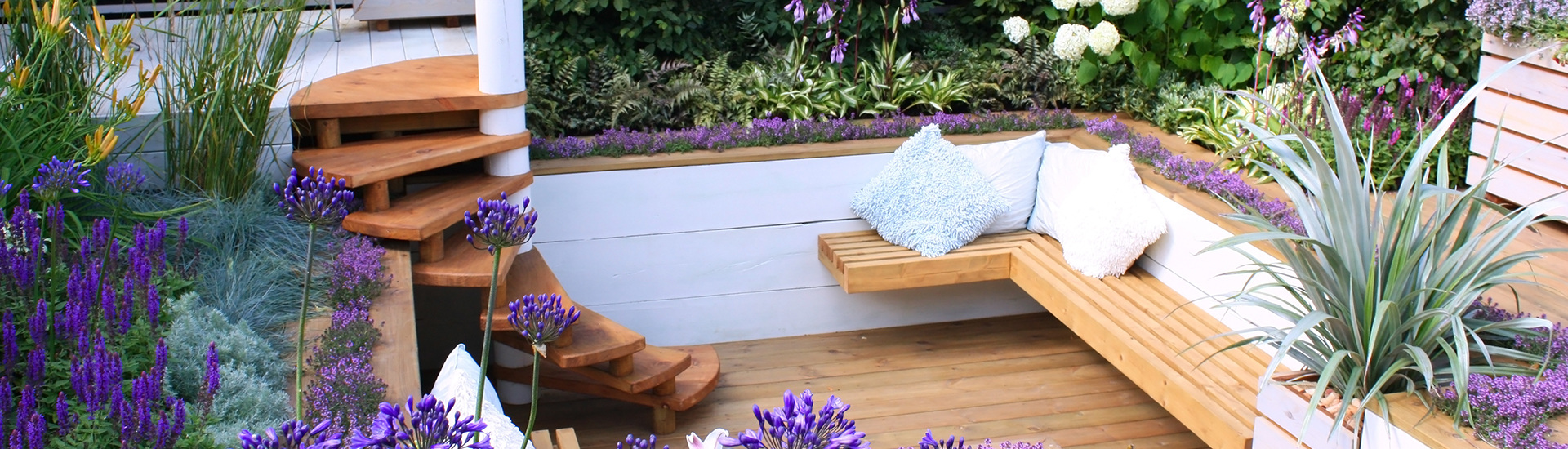 Treppe und Sitzbank aus Holz für einen kleinen Garten 
