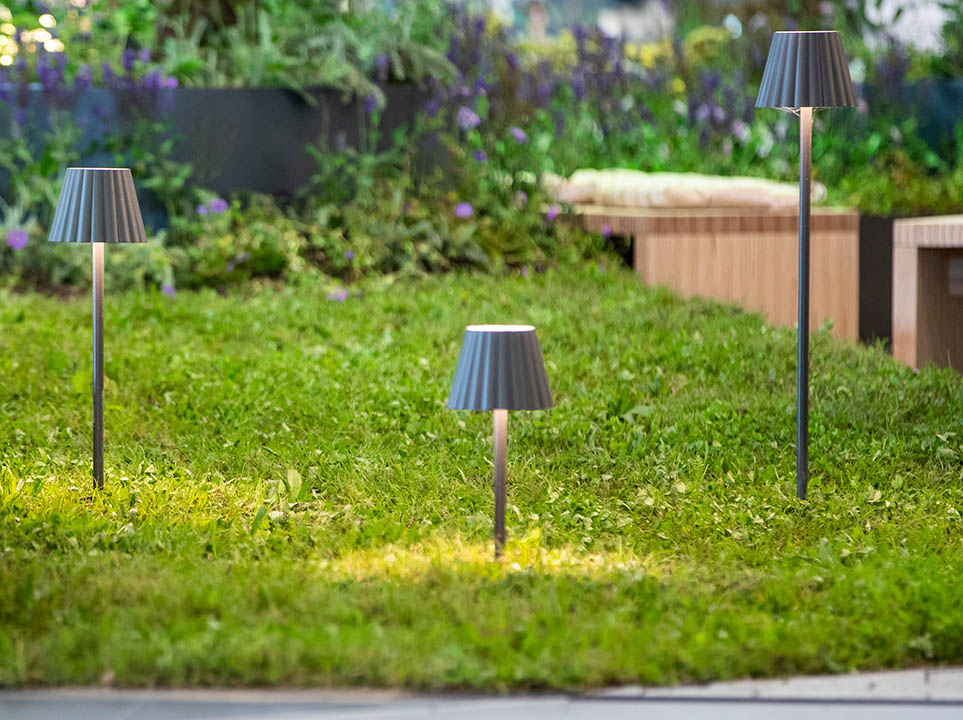 Kleine Lampen auf der Wiese