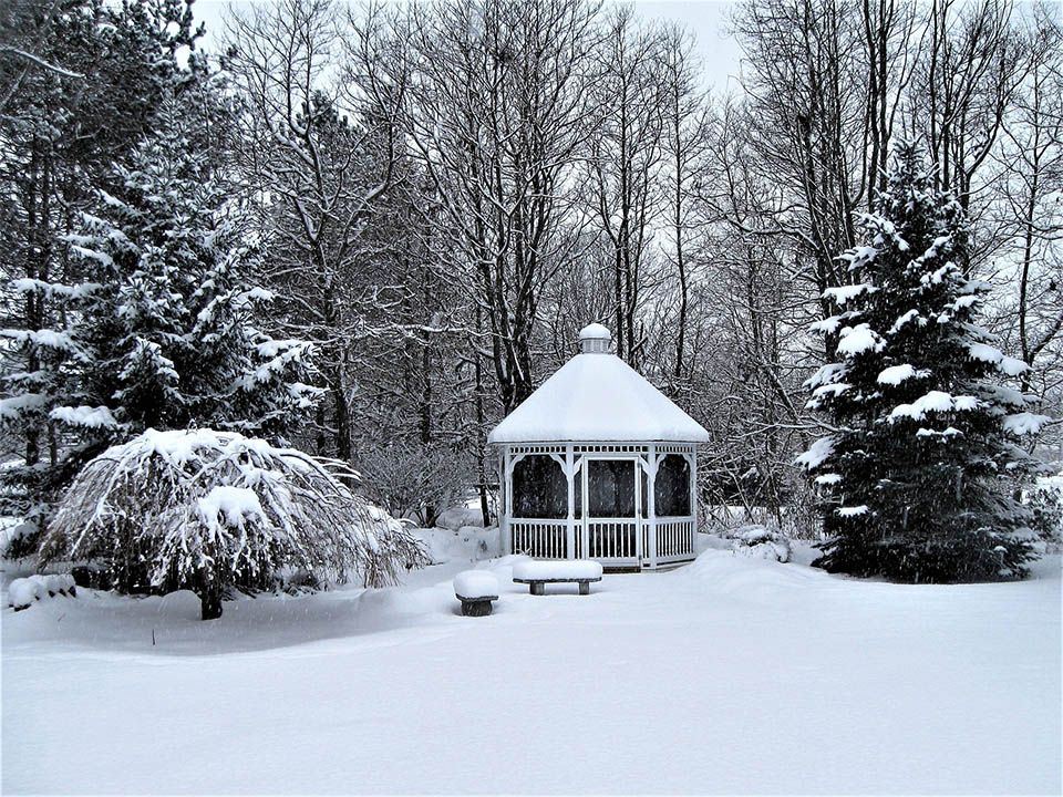 Wintertraum mit einem kältegeschützten Pavillon im Garten