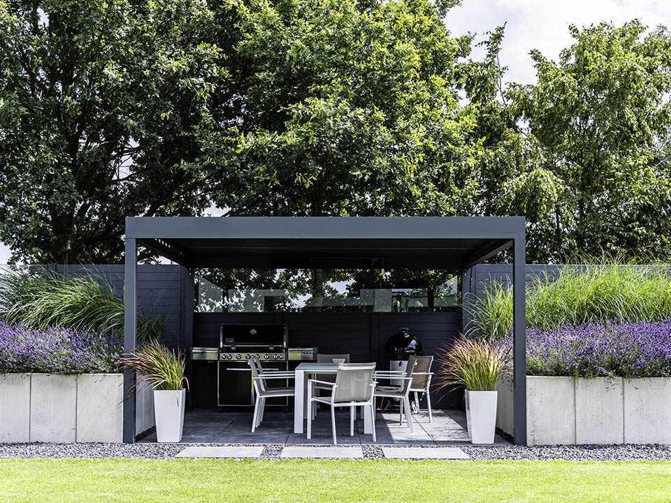 Moderne Pergola in Grau mit Sitzplätzen und Grill