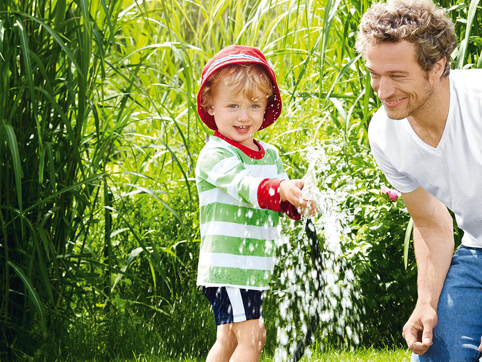 Ein gepflegter Rasen für einen kinderfreundlichen Familiengarten