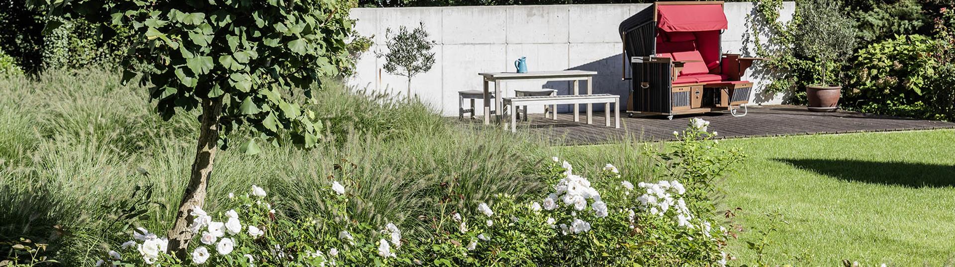 Sitzplatz Holzterrasse mit Blick in den Wohlfühlgarten