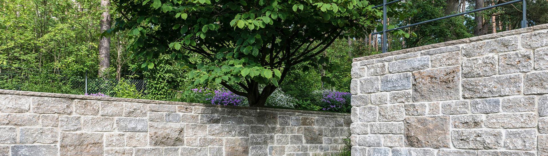 Steinmauer als Gestaltungselement im Garten