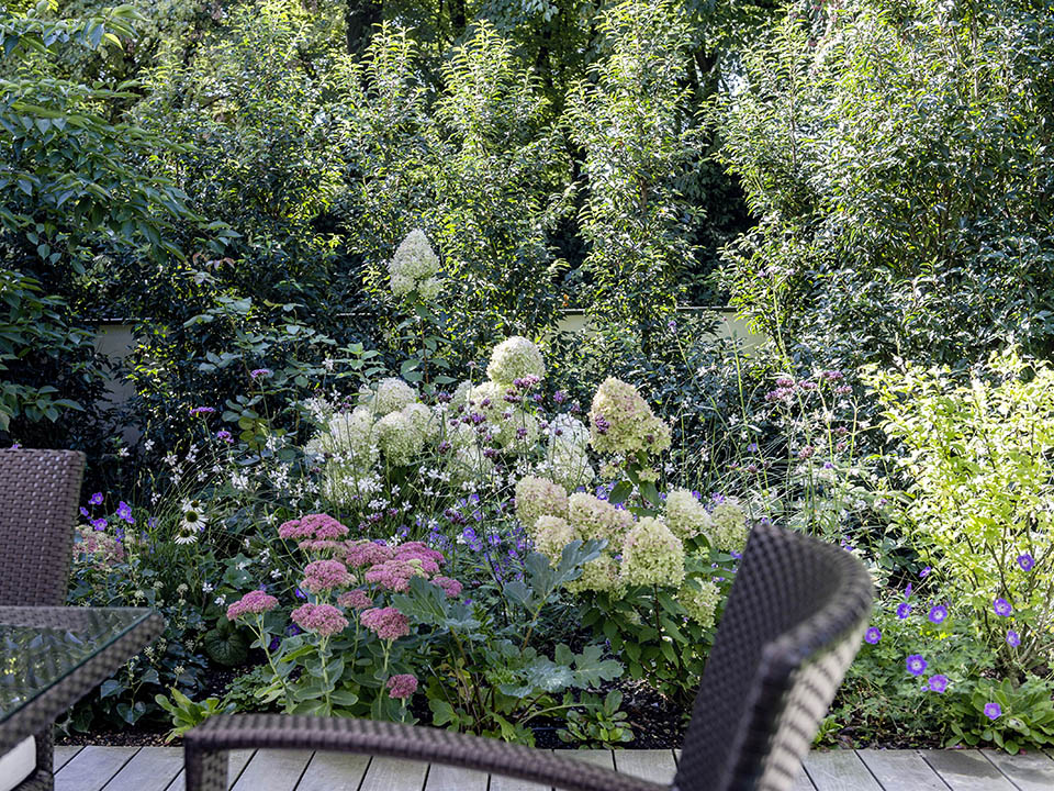 Blick von der Terrasse in ein helles Blumenmeer