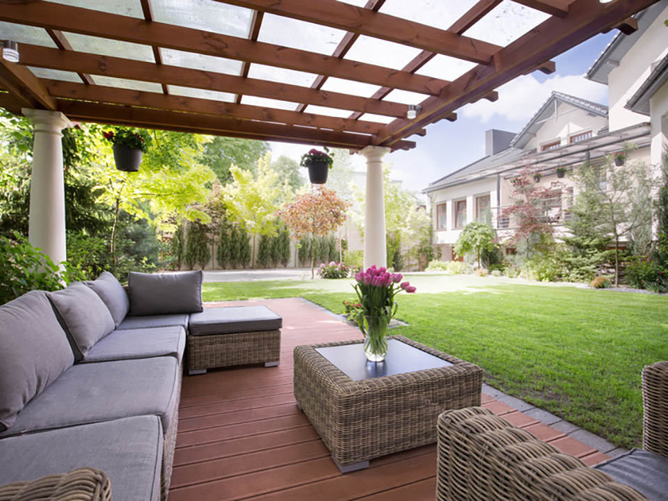 Gartenterrasse mit Gartencouch und Sonnenschutz 