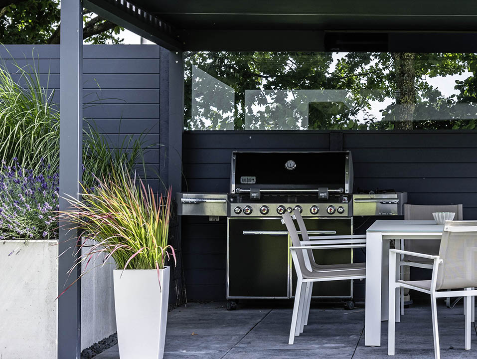 Terrasse in Kombination mit einer Outdoorküche