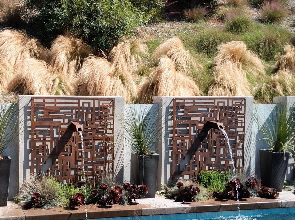 Dekorative Brunnenanlage mit Gräsern