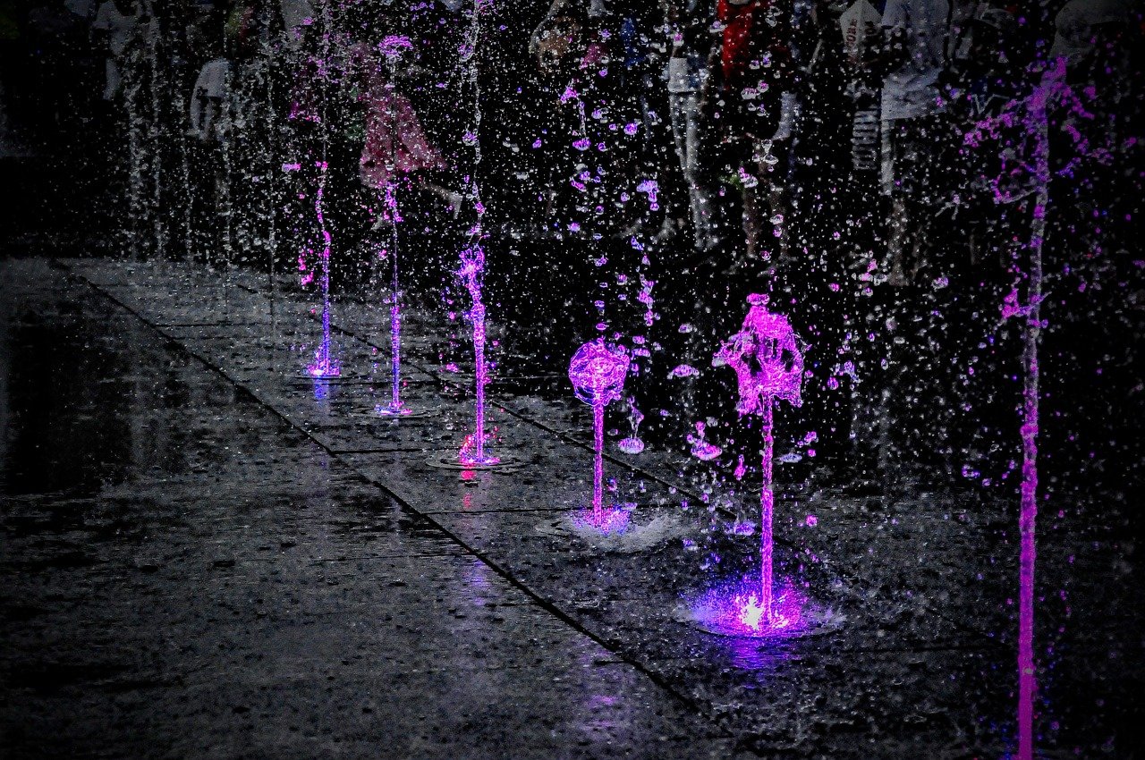 Violett-rosandes Lichtspiel am Brunnen 