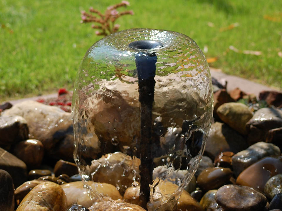 Springbrunnen im Garten mit Steinbett