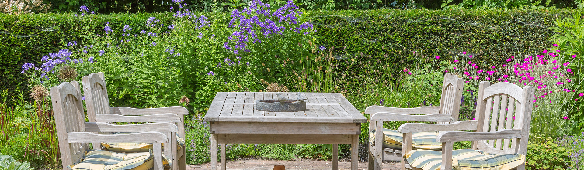 Tisch und Stühle im Garten