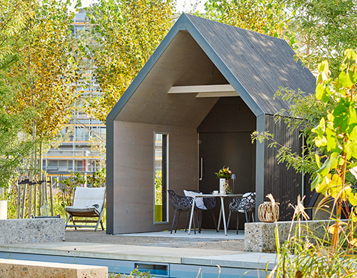 Offenes gartenhaus mit integriertem Sitzplatz