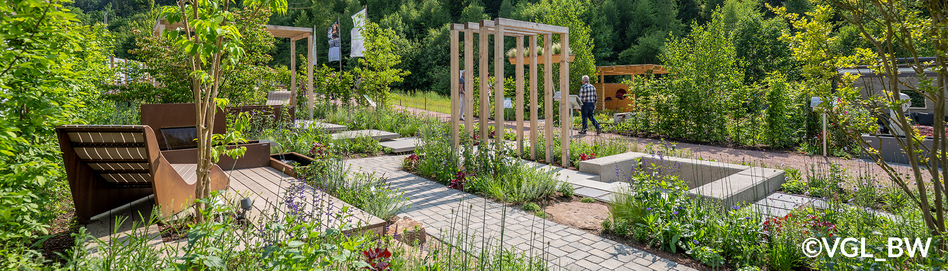 Gartenwege, Holzelemente und gemütliche Sitzplatzgelegenheiten im Garten schaffen