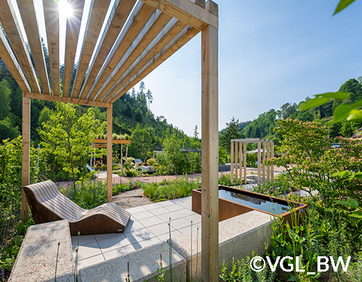 Garten mit Holzterasse und Gartenteich
