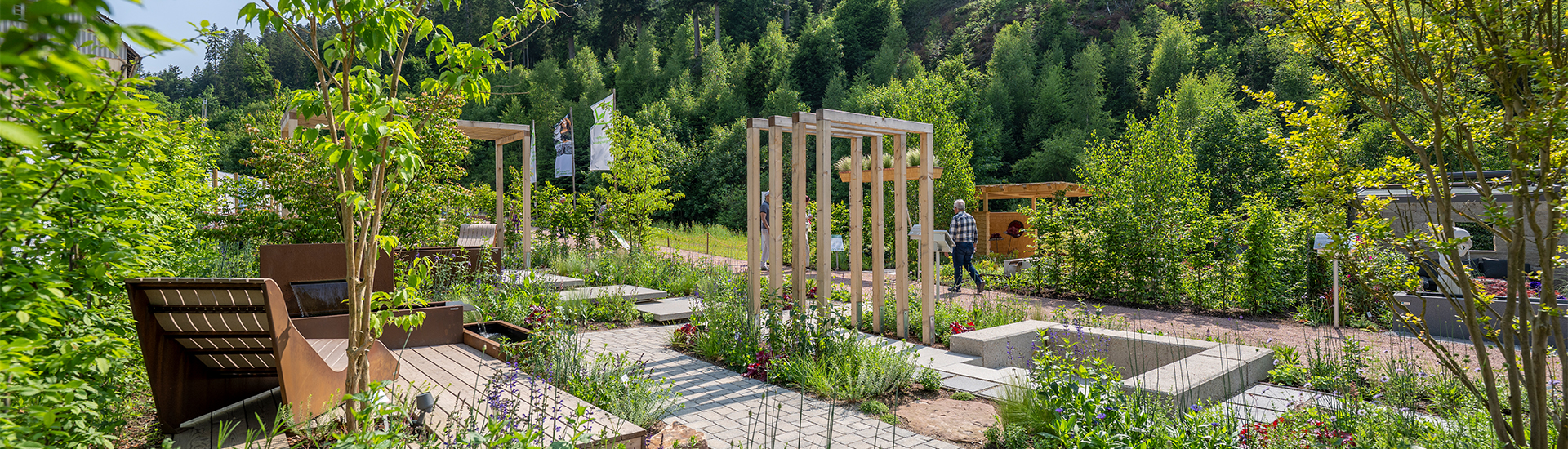 Gartenwege, Holzelemente und gemütliche Sitzplatzgelegenheiten im Garten schaffen