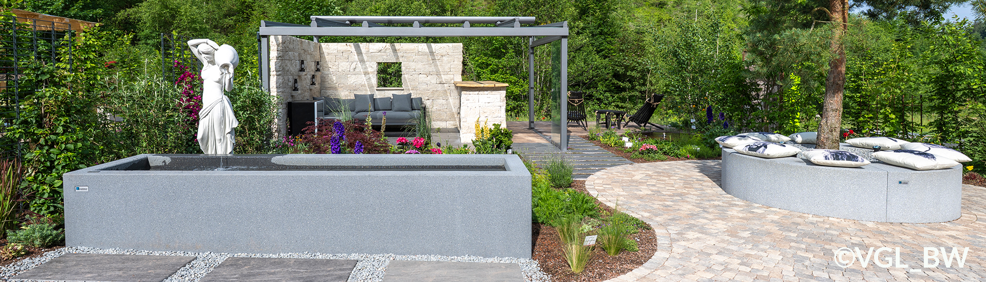 Wohnzimmer im Garten; Wasserstelle und Gartenwege