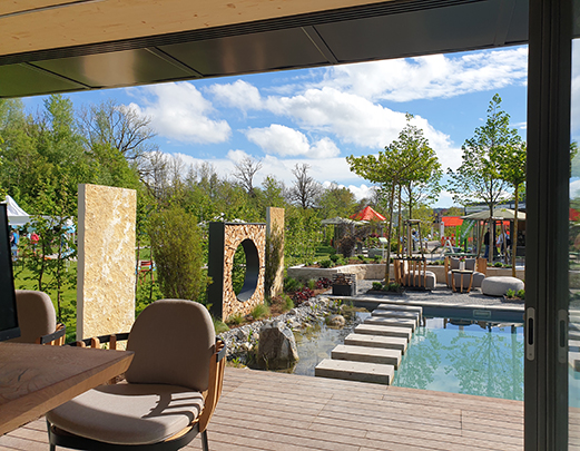 Beispielgarten mit Holzterasse und Teich