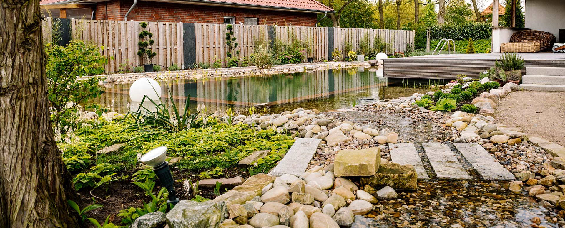 Garten mit Teich, Natursteinen und Terrasse