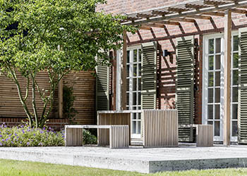 Gestaltungselemente im Garten wie eine Terrasse, eine Sitzgelegenheit oder ein Sichtschutz einplanen_ Luckner