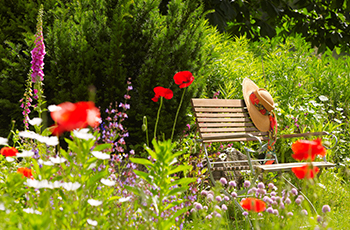 Naturnaher Garten mit Sitzgelegenheit und bunten Stauden