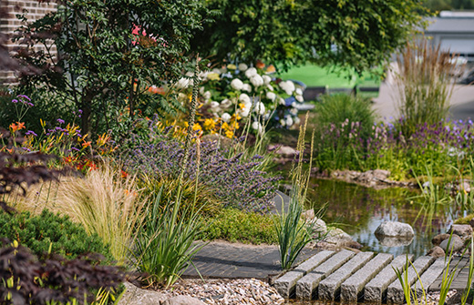 Garten gestaltet mit Wasserelement und Stauden