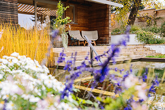 Gartenhaus direkt an einem Naturteich
